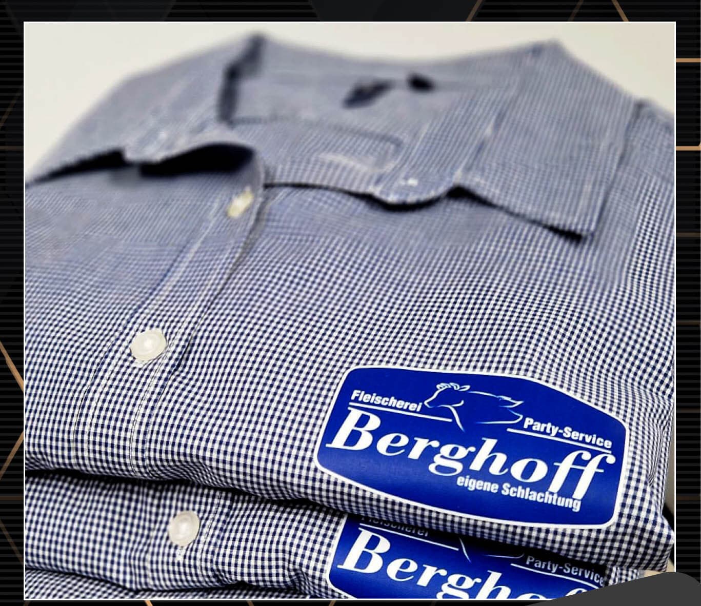 Gefaltetes kariertes Arbeitshemd mit besticktem Brust-Logo