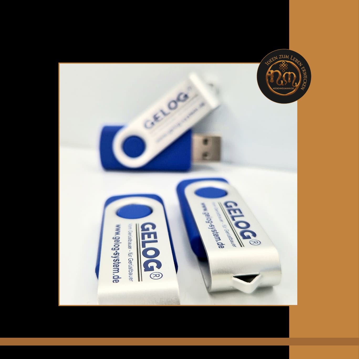 Drei bedruckte USB-Sticks mit Firmenlogo und Internetadresse