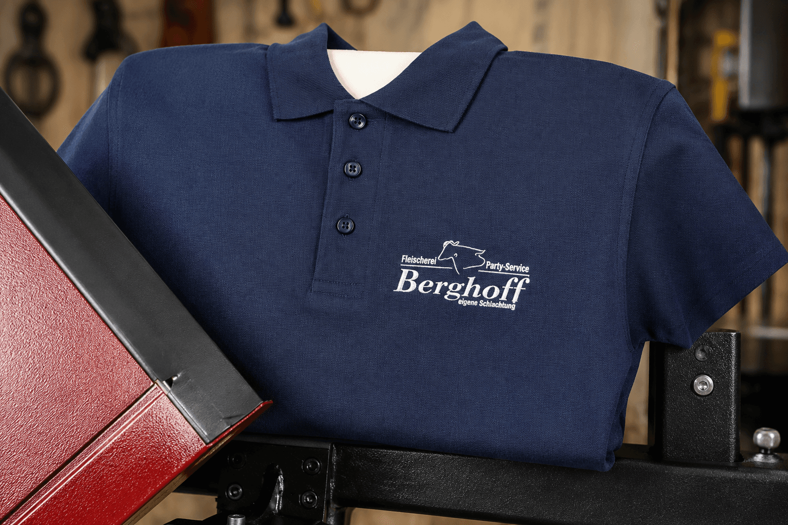 Dunkelblaues Polo-Shirt mit bedrucktem Brustlogo