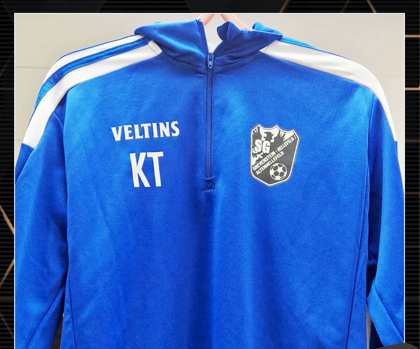Blaues Half-Zip-Trainingsoberteil mit Vereinswappen und Sponsorenschriftzug