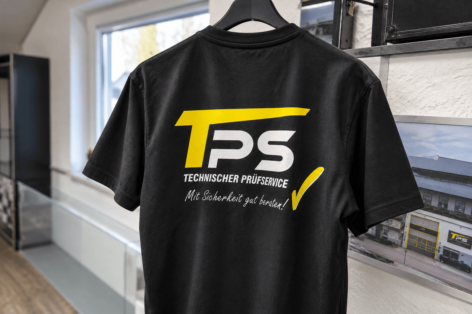 Schwarze T-Shirt bedruckt mit dem Logo auf dem Rücken