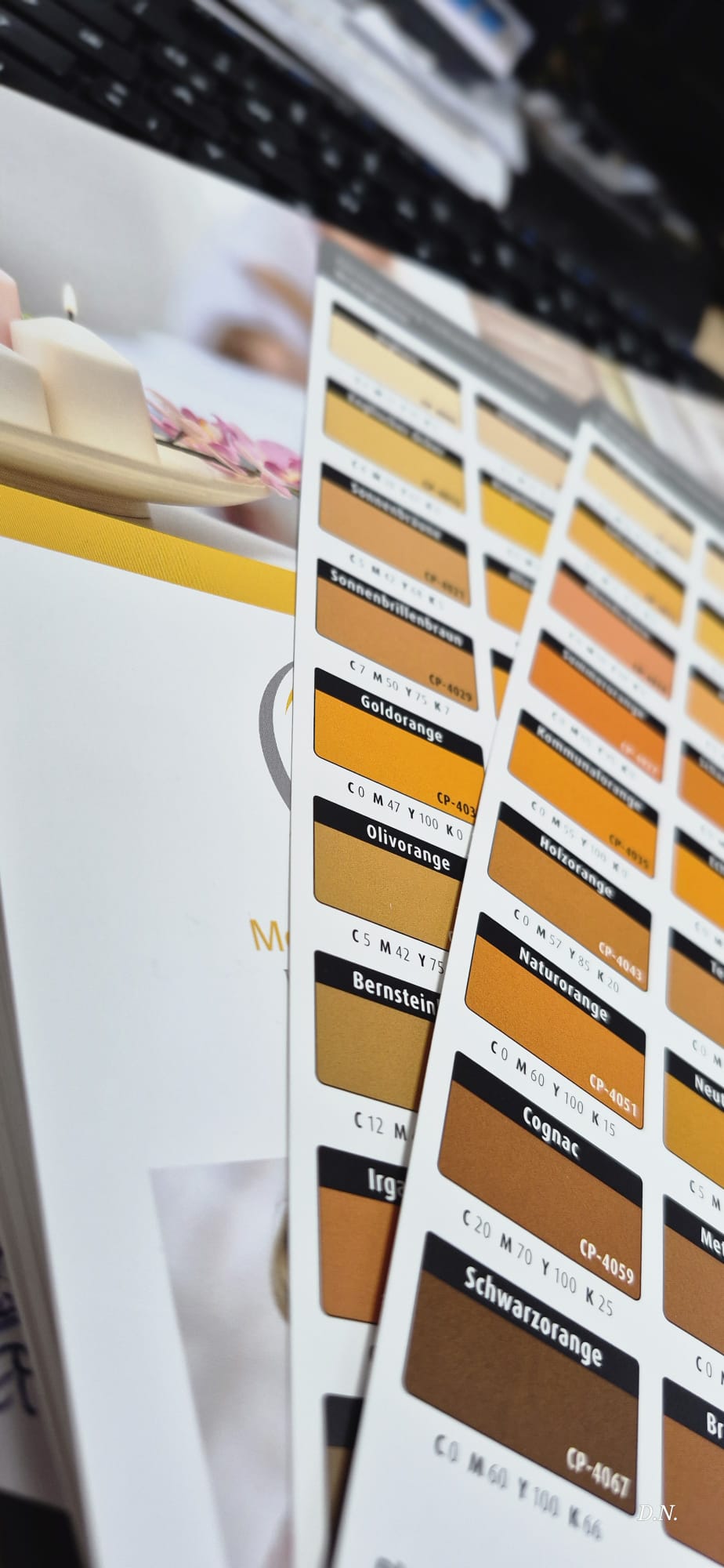 CMYK-Farbfächer auf dem Schreibtisch — Designarbeit in der Werkstatt